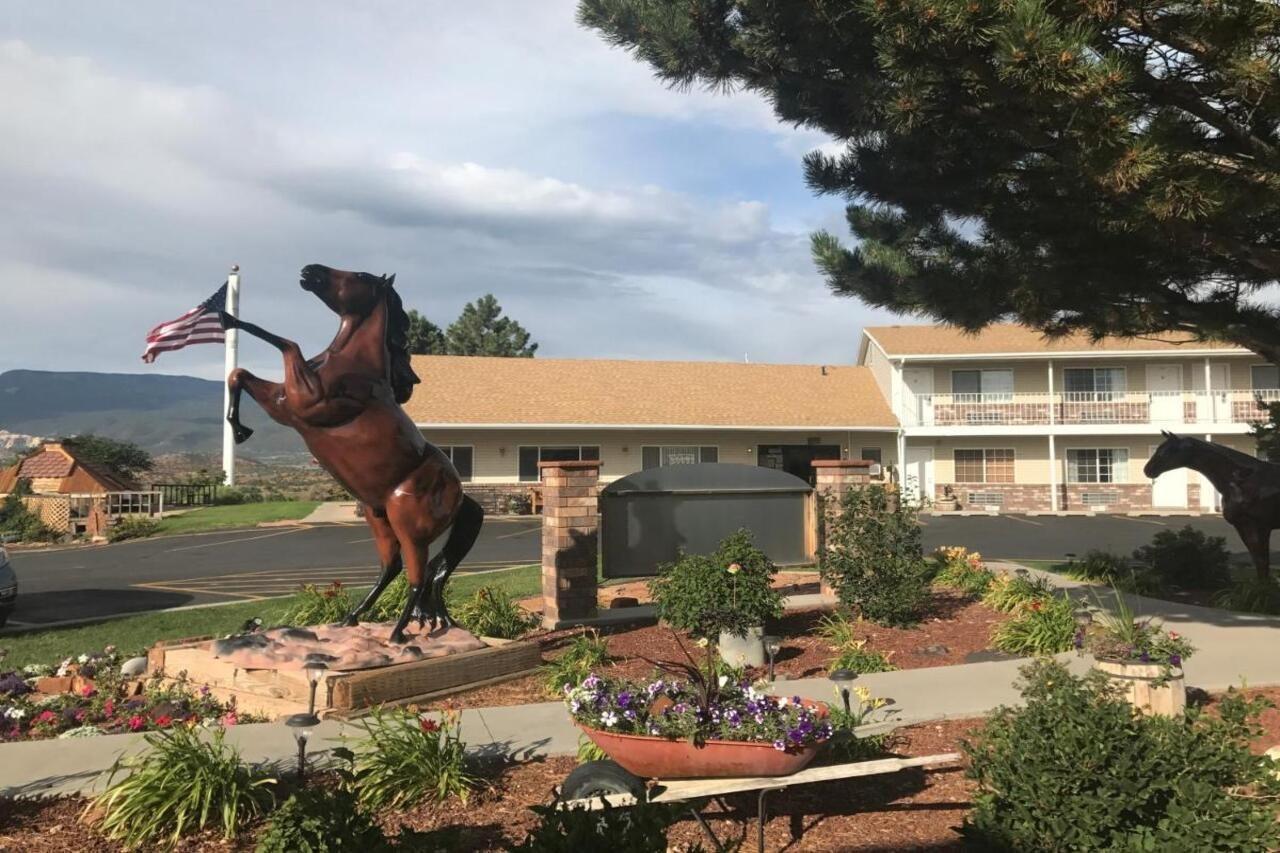 Broken Spur Inn & Steakhouse Torrey Exterior photo