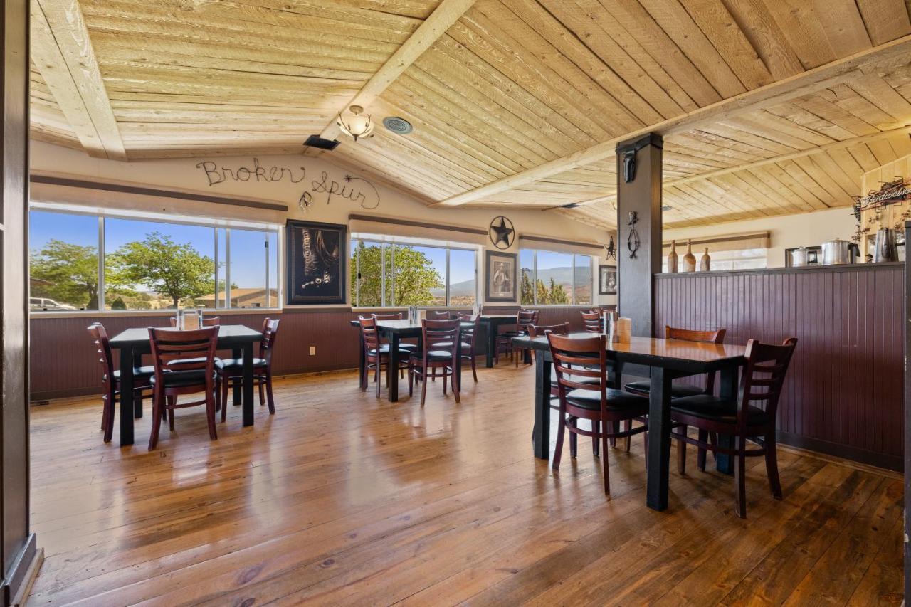 Broken Spur Inn & Steakhouse Torrey Exterior photo