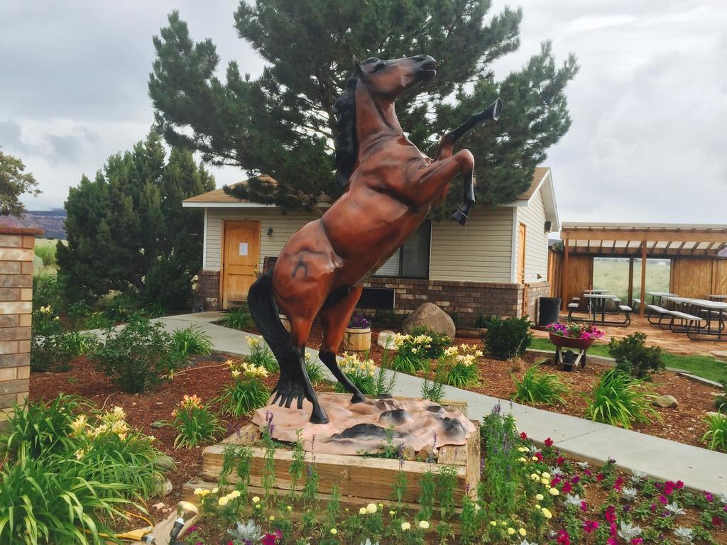 Broken Spur Inn & Steakhouse Torrey Exterior photo
