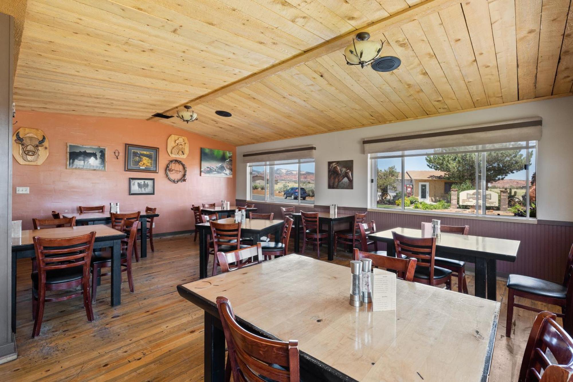 Broken Spur Inn & Steakhouse Torrey Exterior photo