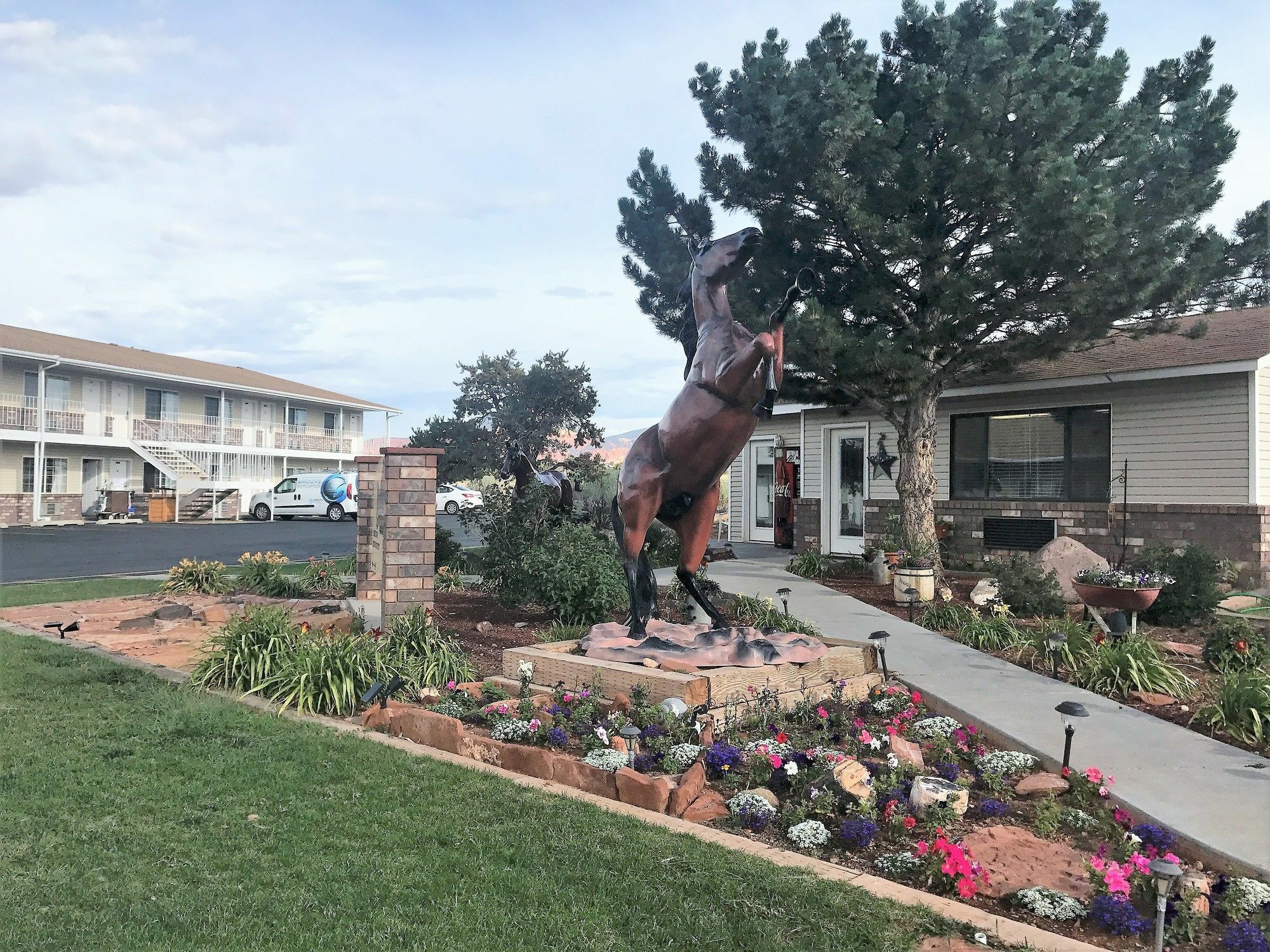 Broken Spur Inn & Steakhouse Torrey Exterior photo